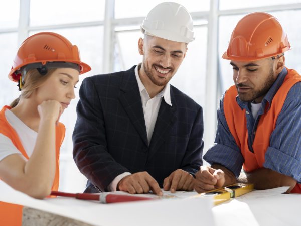 trabajador-construccion-construccion-sitio-arquitecto